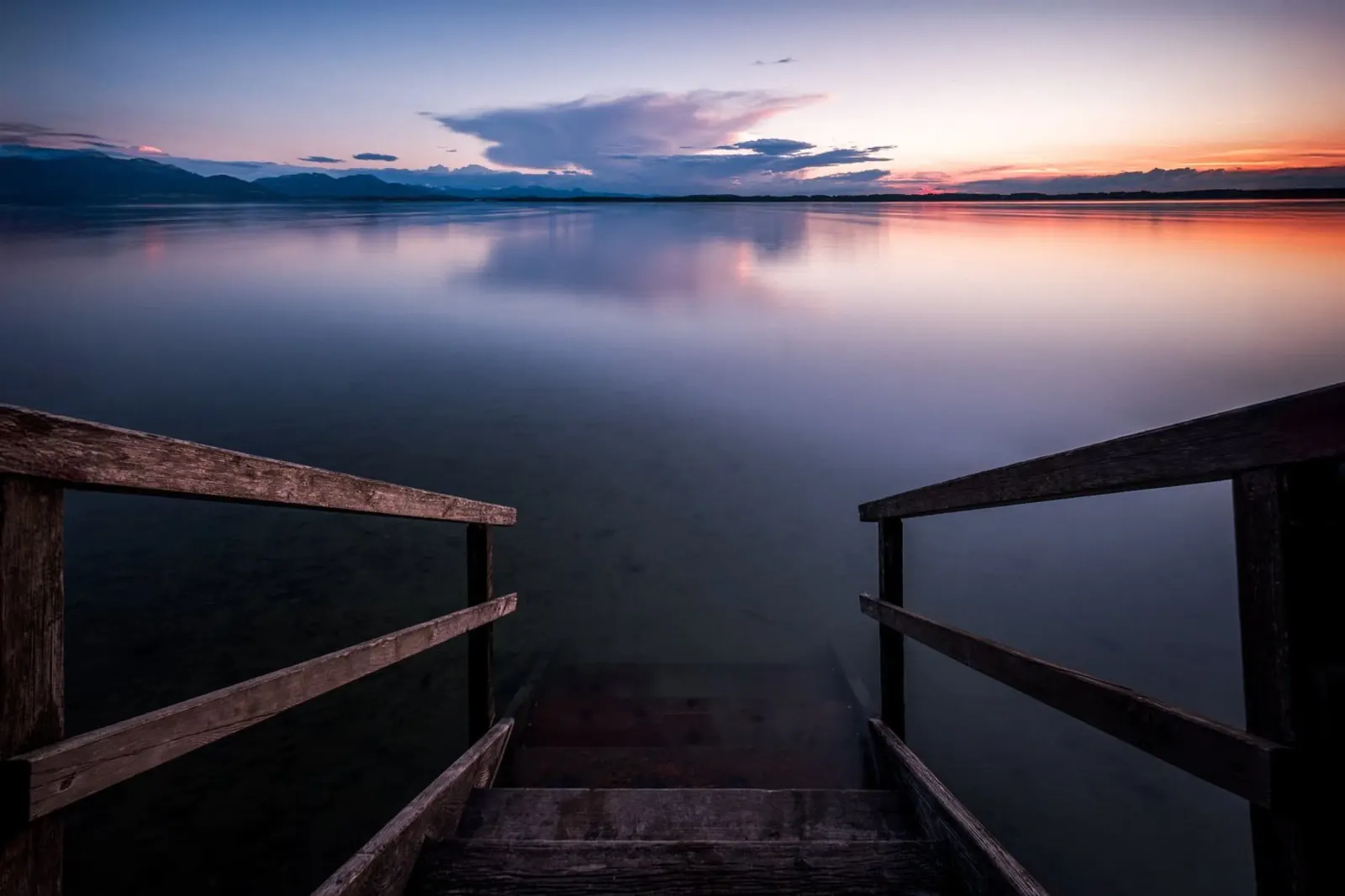 Nuotare e rilassarsi la sera nel Chiemsee, in Baviera pellicola backlit da 5ecken