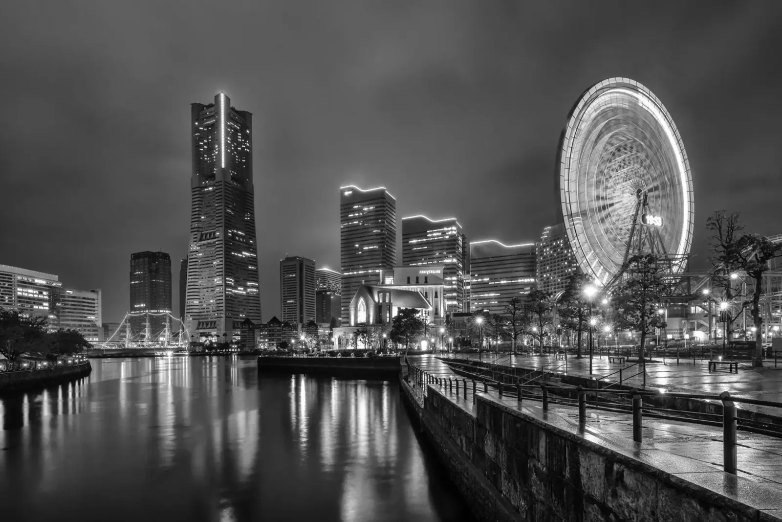 L'abbagliante skyline di Yokohama di notte | monocromatico poster da Melanie Viola