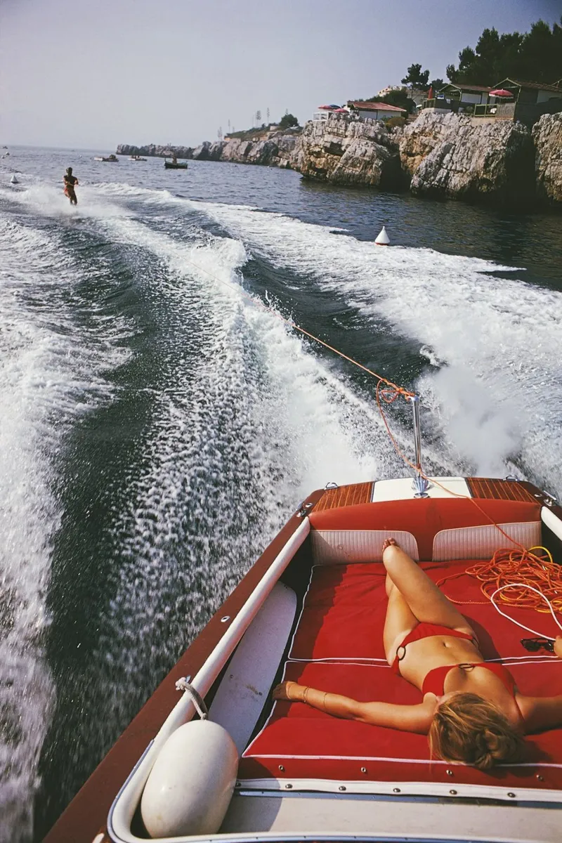 Vrouw slaapt op de boot - Slim Aarons canvas van Chrisvintage