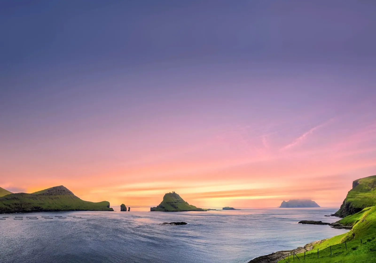 Faroe Islands: Where Sky Meets Sea in a Symphony of Color pellicola backlit da zenitt