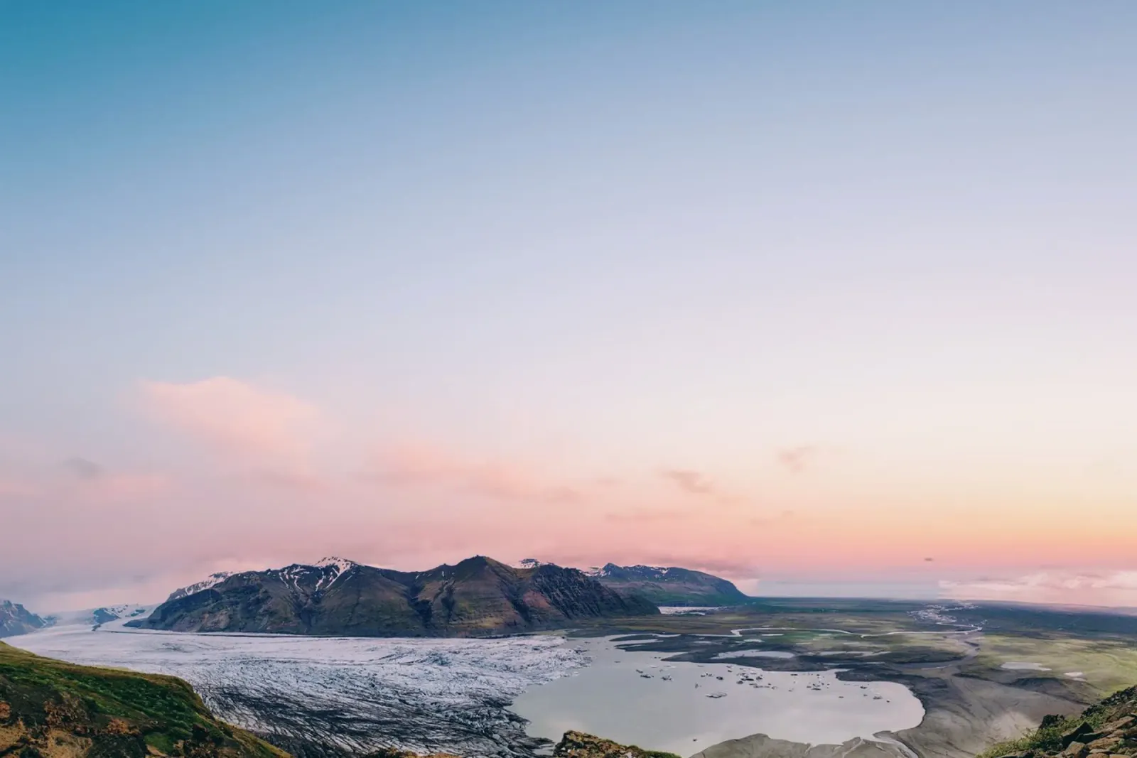 Icelandic Dawn: Where Ice Meets Elysian Hues carta hahnemühle da zenitt