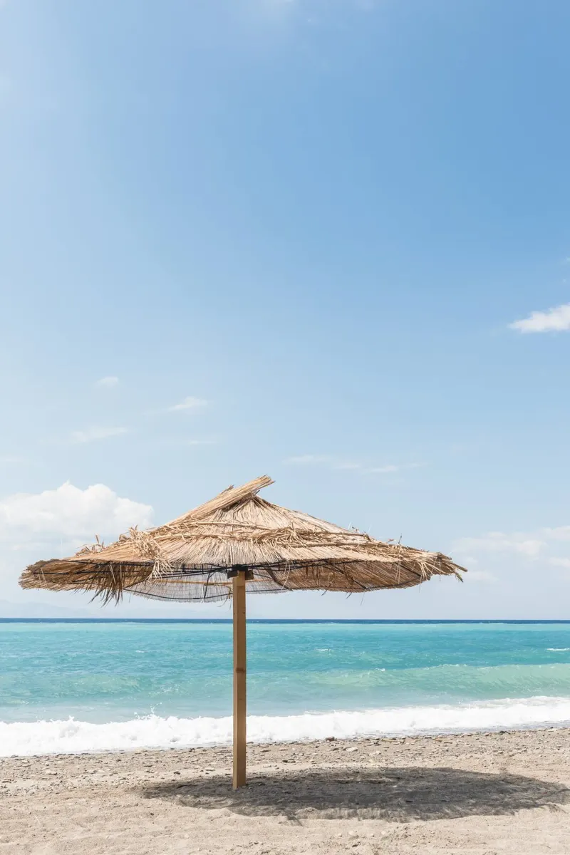 Umbrella on the beach in Italy poster avec cadre en aluminium de photolovers
