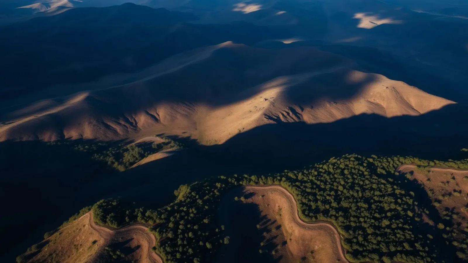 Vue aérienne à couper le souffle des collines et des routes sinueuses hahnemühle de DesignDoodle