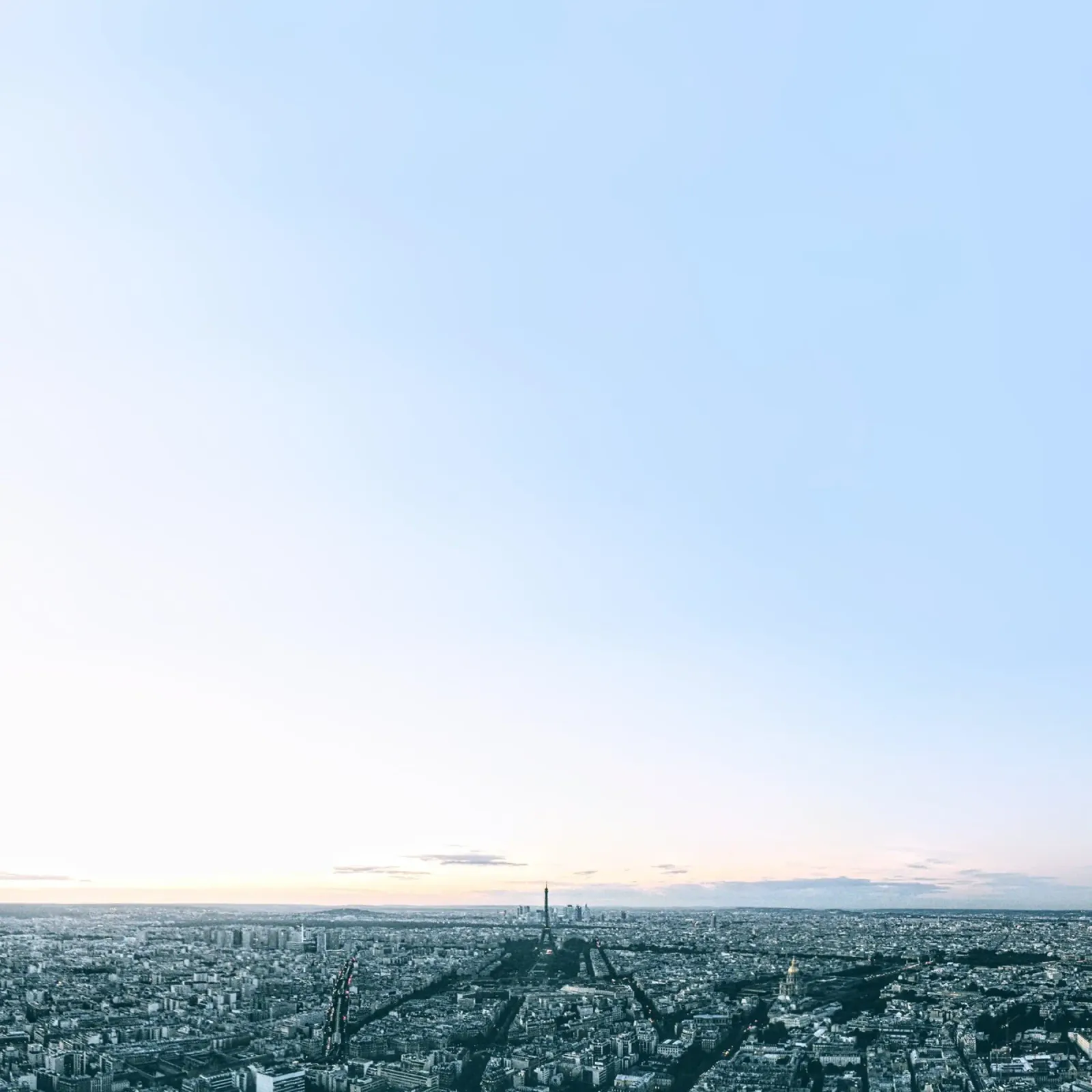 Parisian Dreams: Where the City of Love Meets Endless Skies canvas met Baklijst van zenitt