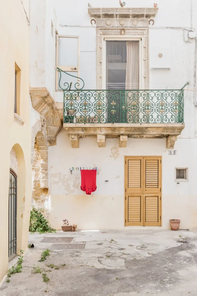 Red shirt and a white building metacrilato de photolovers
