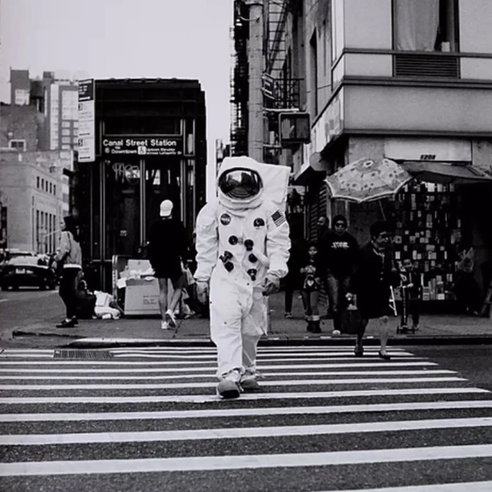 Astronauta in strada pellicola backlit da christal shop