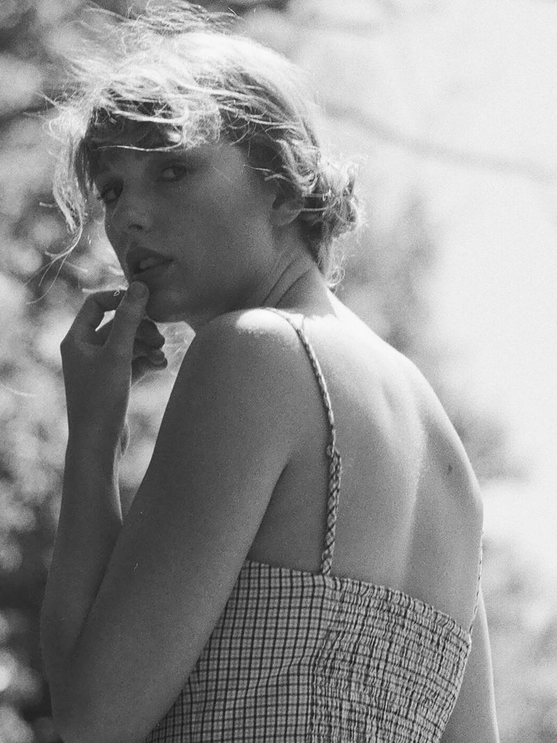 Ragazza Bw Swift Aarons pellicola backlit da AARON