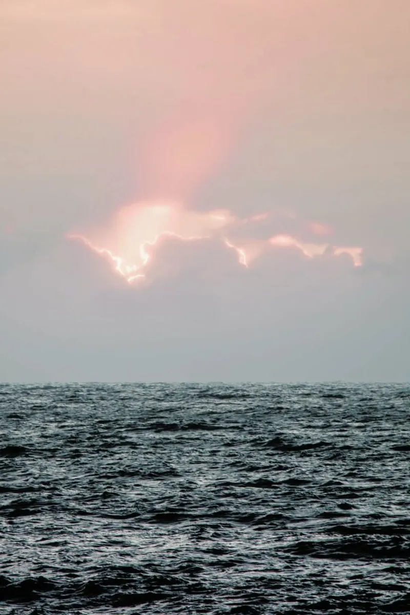 Tramonto sull'oceano pellicola backlit da Ingrid Beddoes