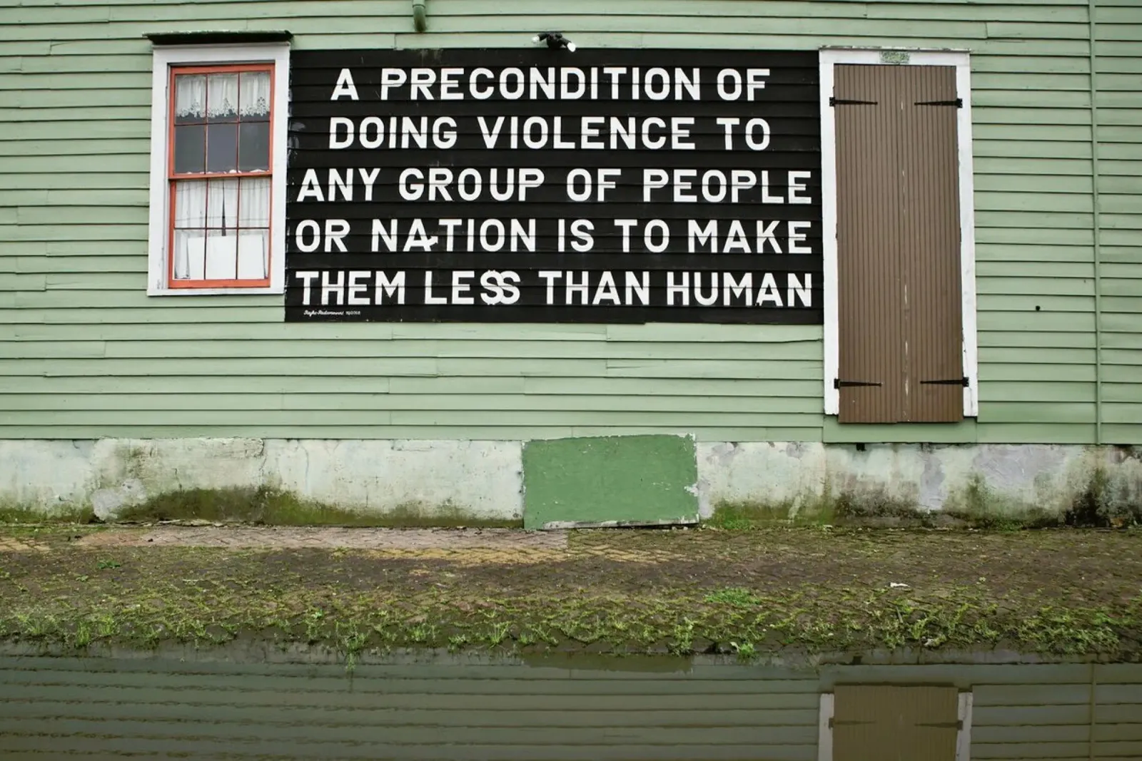 Truth in NOLA plexiglass da Marc Gruninger