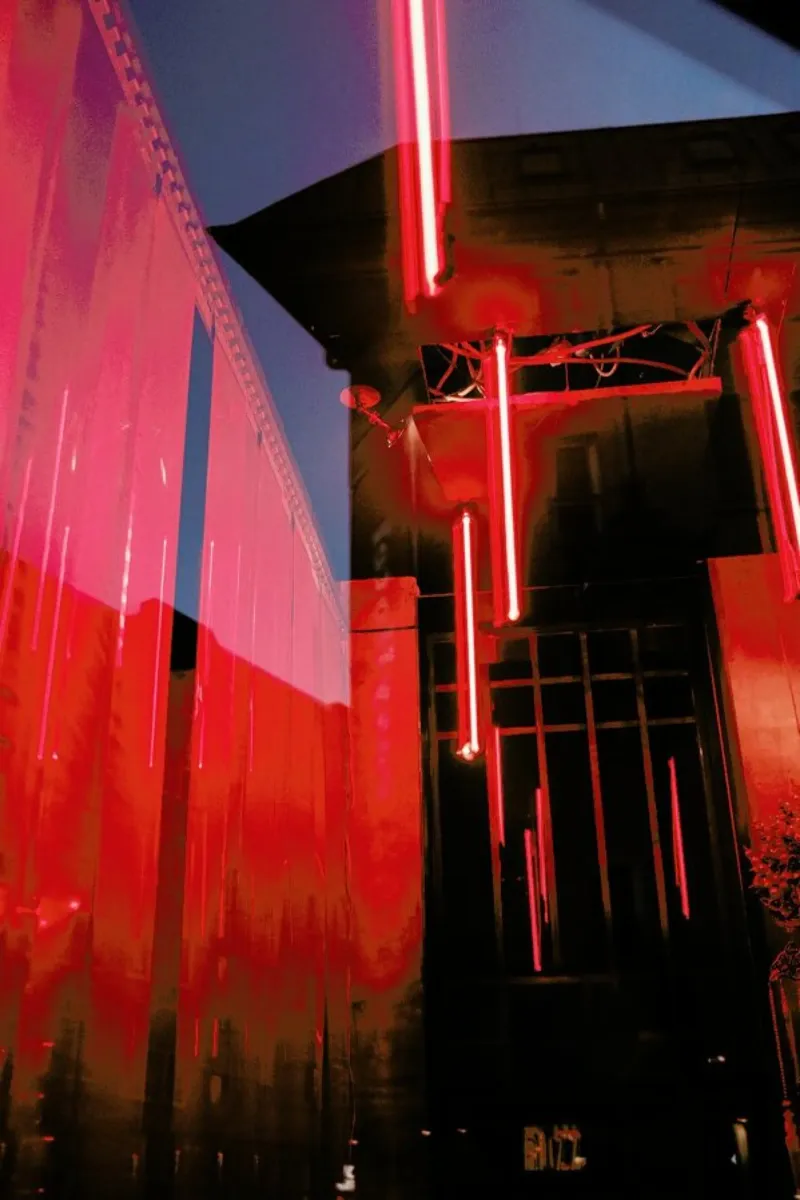 Red Room pellicola backlit da Sebastian Hilgetag