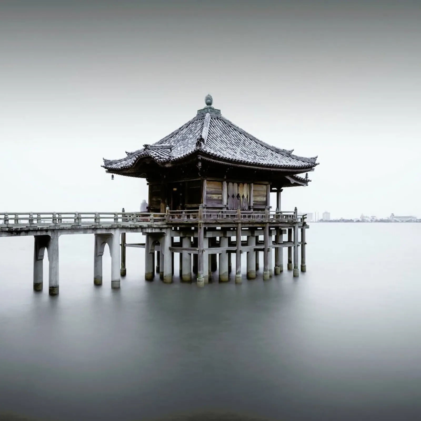 Japan Floating Temple pellicola backlit da Michael J. Reibert