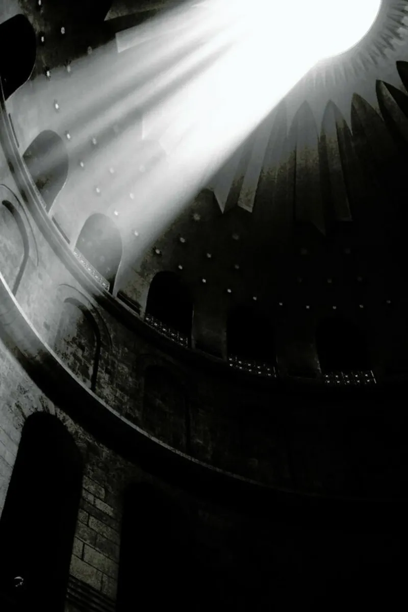 Good Friday in the Church of the Holy Sepulcher pellicola backlit da Tal Paz-Fridman