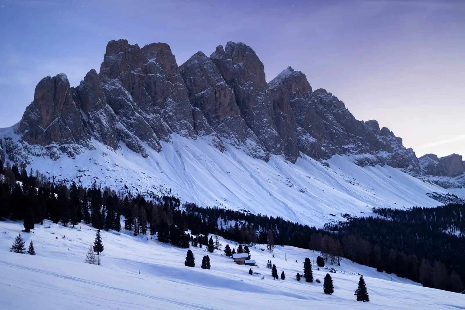 montagne neve poster con telaio in alluminio da Earthly Visions