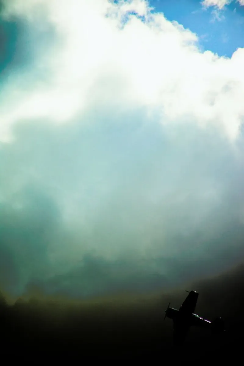 Aerobatics II pellicola backlit da Tal Paz-Fridman