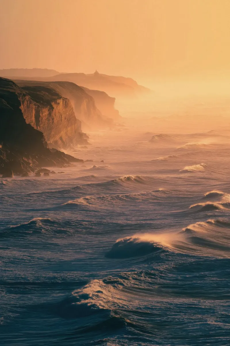 Ora d'oro Scogliere costiere pellicola backlit da Indigo Tides Art