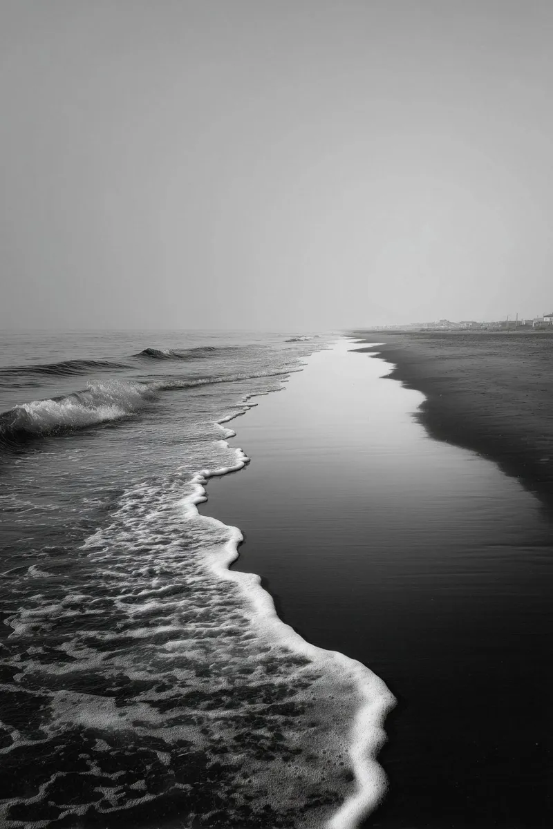 Spiaggia minimalista in bianco e nero pellicola backlit da Indigo Tides Art