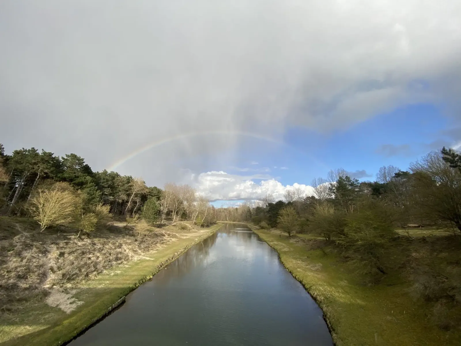 Arcobaleno sull'acqua pellicola backlit da RealLifeMoments