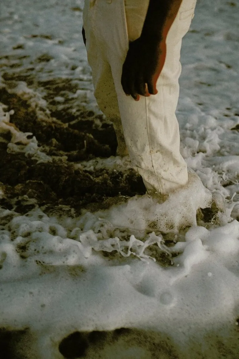 White Foam pellicola backlit da Chris Abatzis