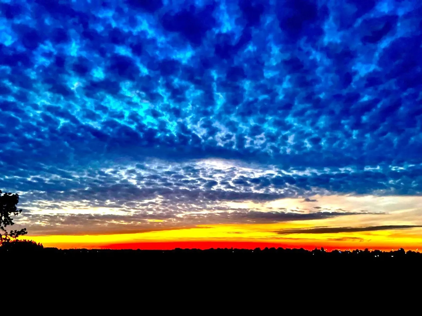 Tramonto con nuvole blu scuro pellicola backlit da RealLifeMoments