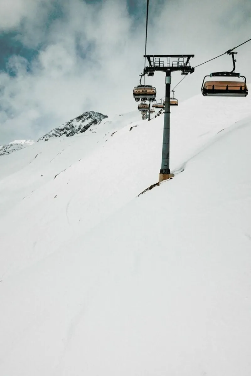 Riding The Lift In Winter poster con telaio in legno da Sebastian Hilgetag