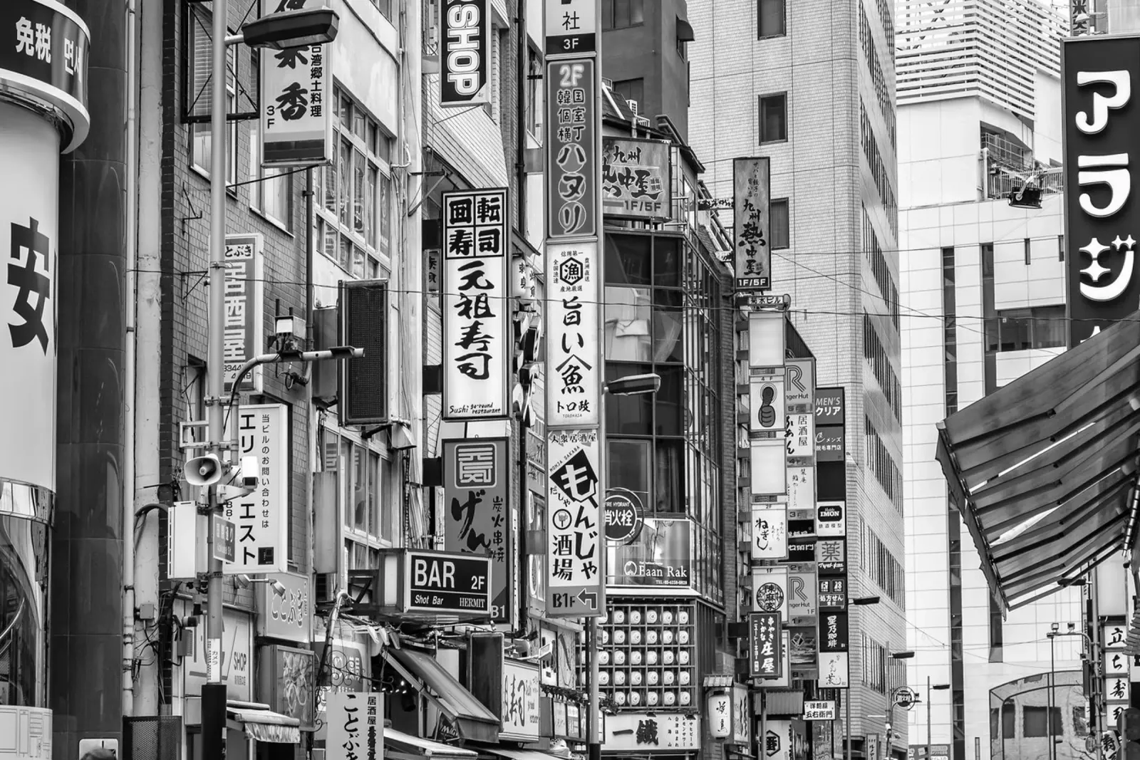 Il quartiere di Shinjuku in dettaglio | monocromia tela con Cornice a cassetta da Melanie Viola