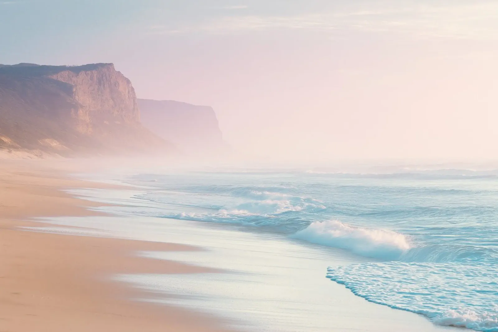 Scogliere costiere e spiaggia al tramonto in colori pastello pellicola backlit da Indigo Tides Art