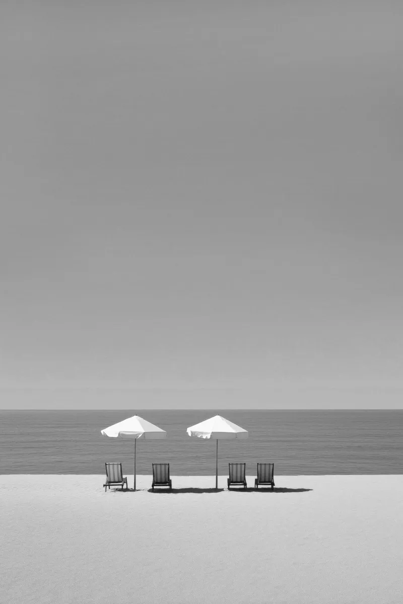 Sedie e ombrelloni da spiaggia minimalisti pellicola backlit da Indigo Tides Art