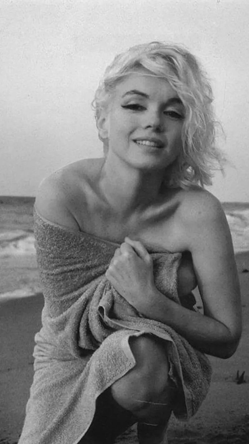 Ragazza in spiaggia alluminio dibond da Cosmos Studio