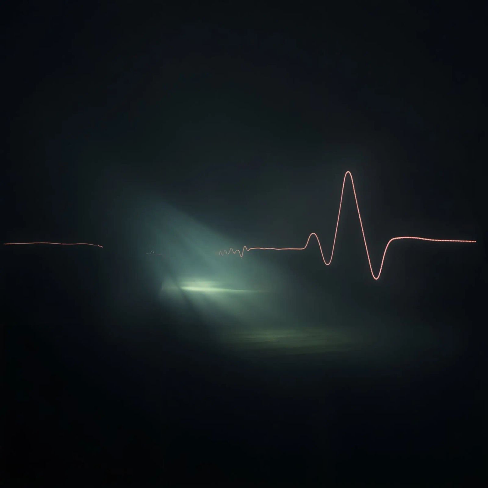 Le scie luminose creano un effetto di forma d'onda a impulsi in un'atmosfera buia. pellicola backlit da DesignDoodle