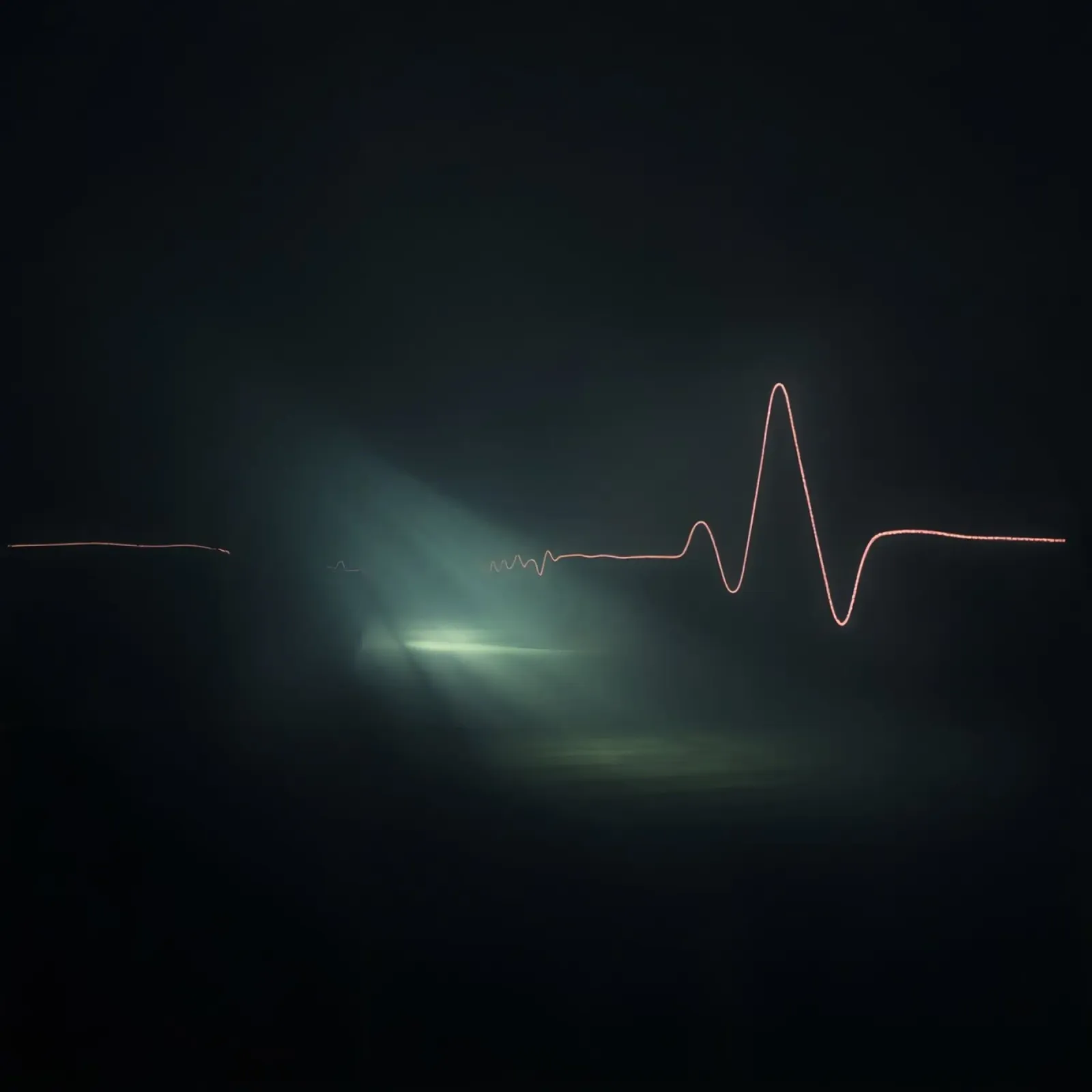 Le scie luminose creano un effetto di forma d'onda a impulsi in un'atmosfera buia. pellicola backlit da DesignDoodle