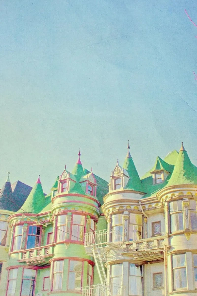 San Francisco Fairytale poster con telaio in alluminio da Mina Teslaru