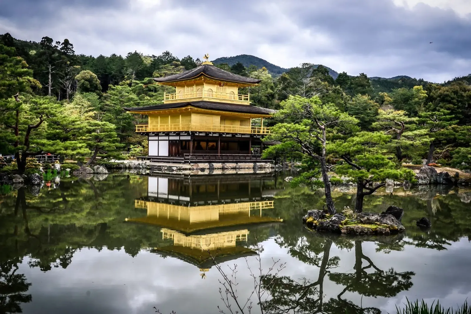 Riflessi d'oro a Kyoto, Giappone poster con telaio in alluminio da PhotoVibe Decor