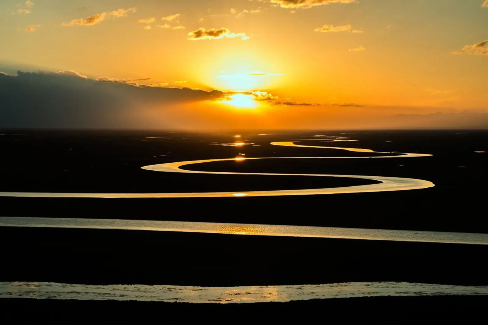 Golden Riverbend, Gansu, Cina poster con telaio in alluminio da PhotoVibe Decor