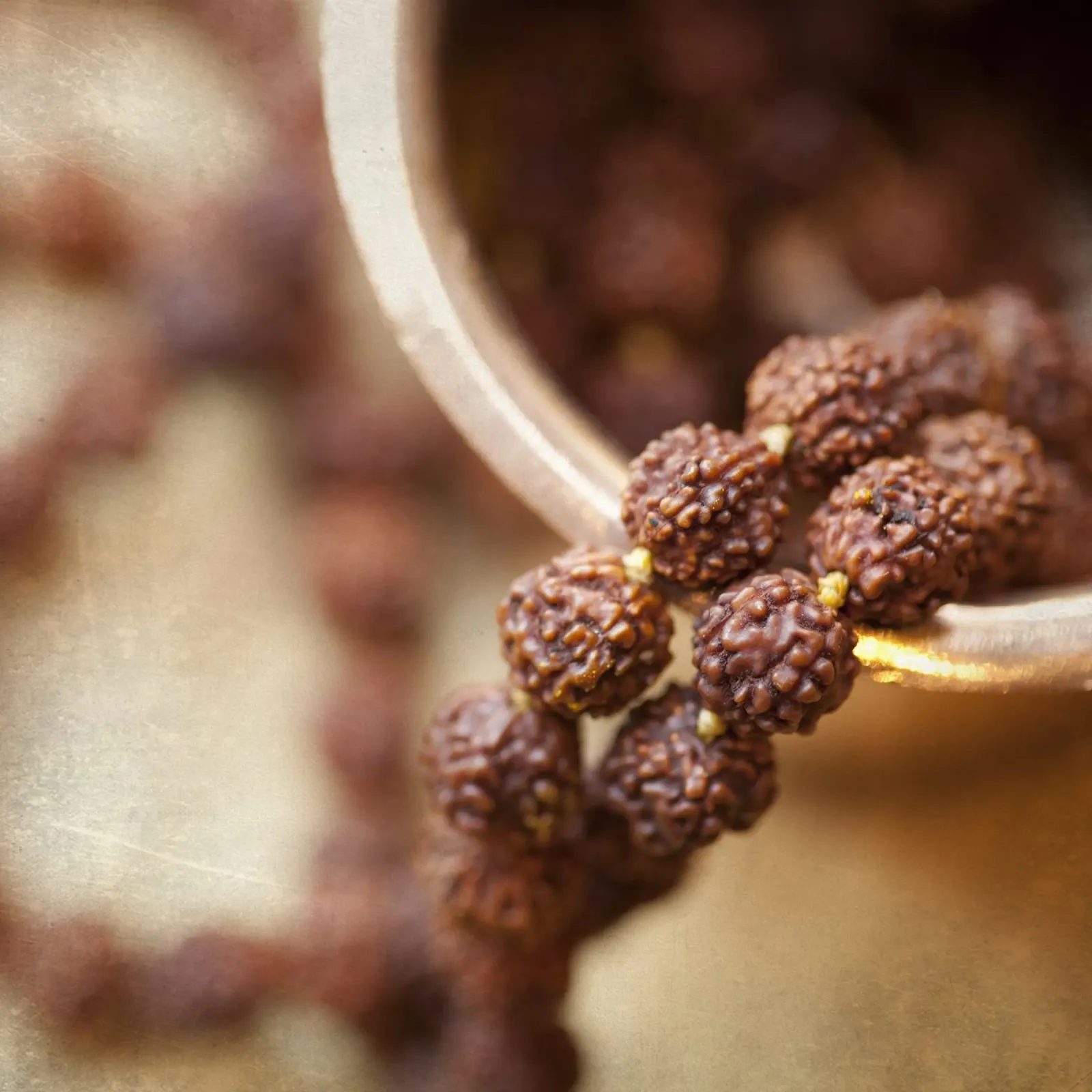 Perline Rudraksha in luce dorata poster con telaio in legno da PhotoVibe Decor