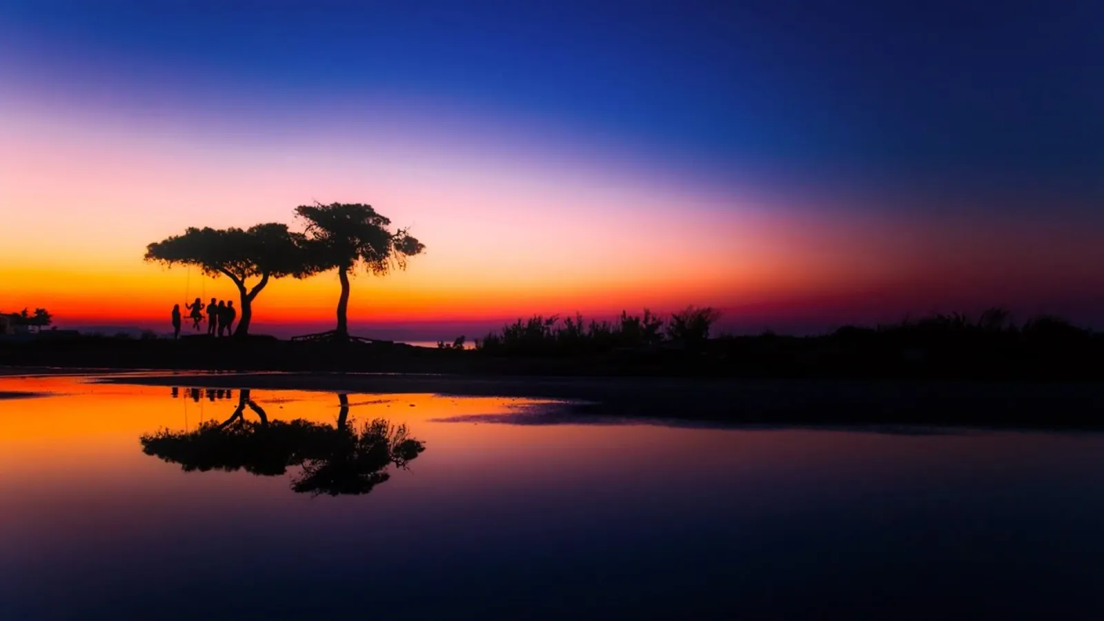 Riflessioni sull'altalena al tramonto poster da PhotoVibe Decor