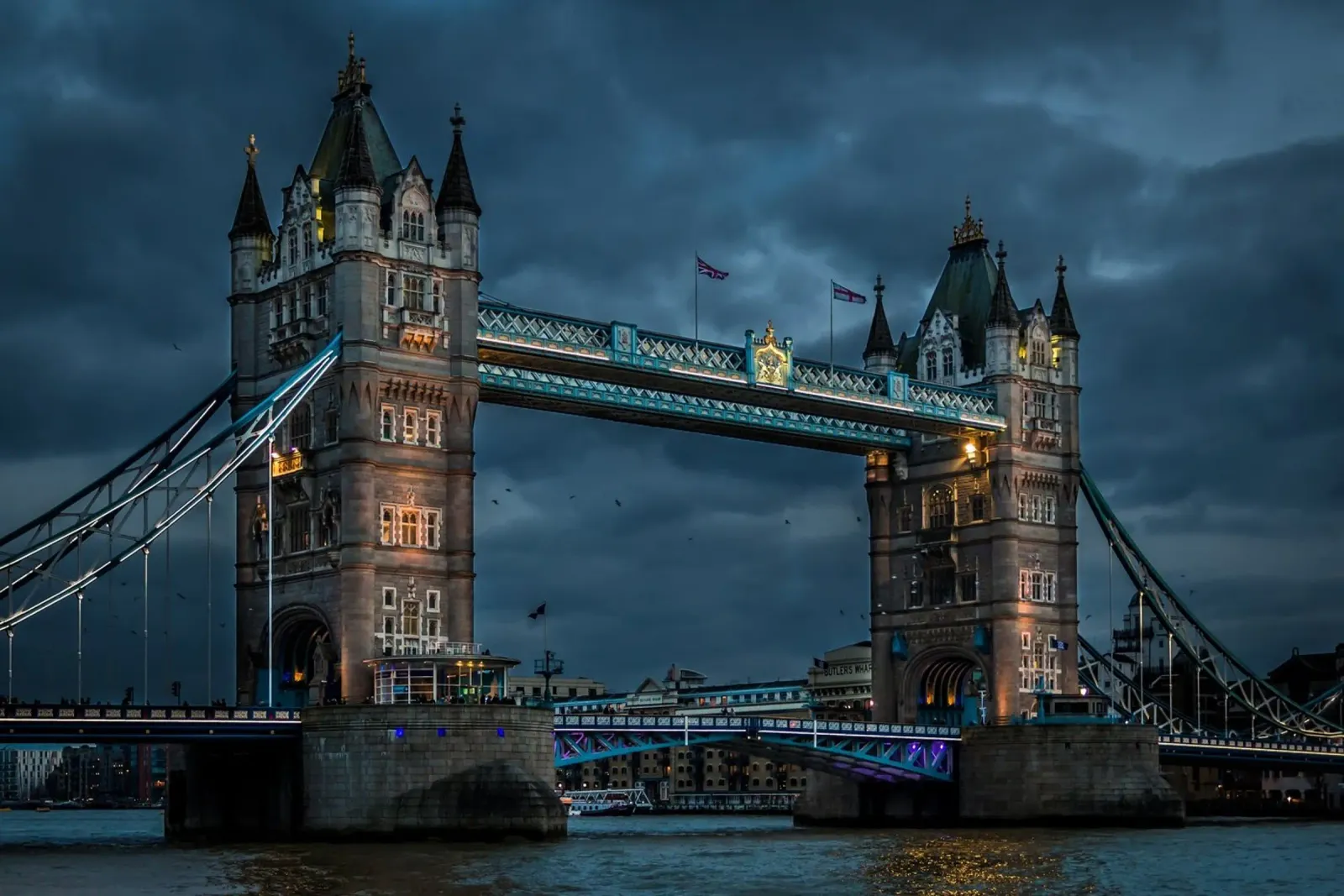 Crepuscolo tempestoso al Tower Bridge, Londra, Regno Unito pellicola backlit da PhotoVibe Decor