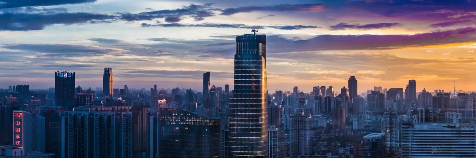 Skyline al neon al tramonto, Shanghai, Cina poster con telaio in alluminio da PhotoVibe Decor