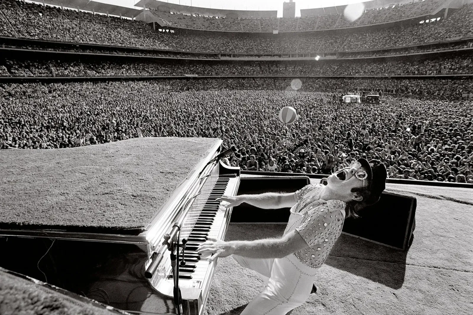 Black And White Live Concert Elton John In Stadium pellicola backlit da fardanjadex