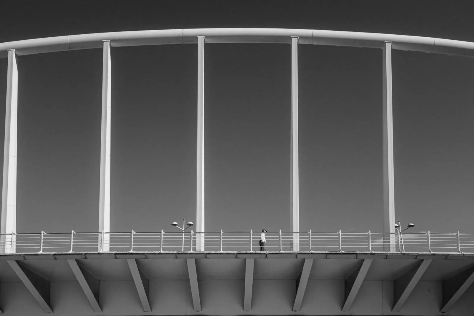 Ponte di Valencia - Architettura minimalista in bianco e nero pellicola backlit da Bold and Retro