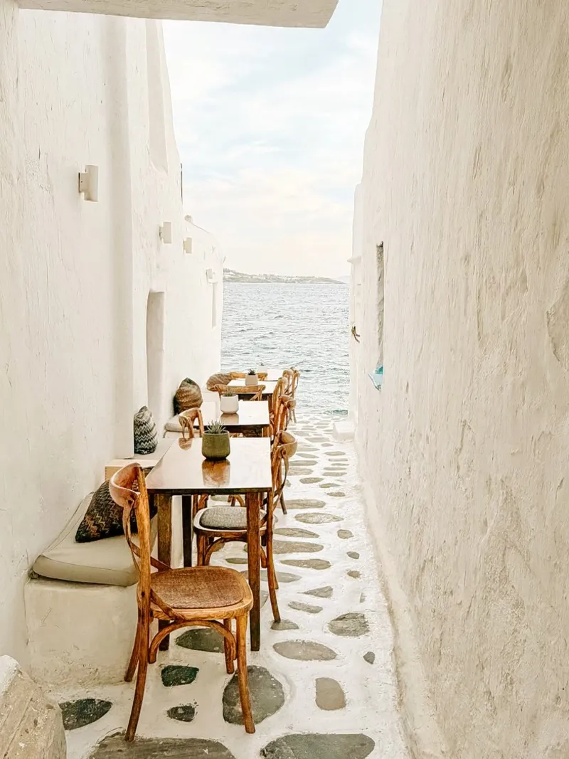 The Calm Mykonos Coffee Place poster con telaio in plastica da Thilo Grøsch
