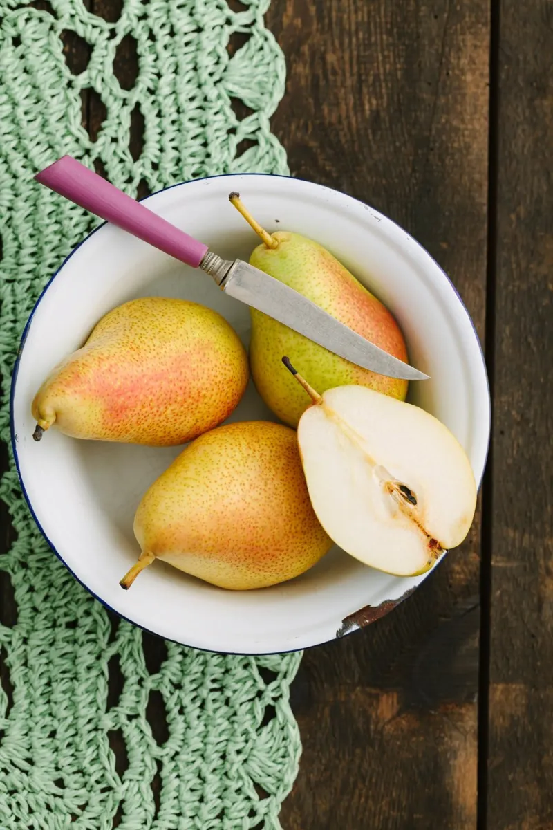 Vue de dessus des poires dans un bol en émail hahnemühle de foodphotolove