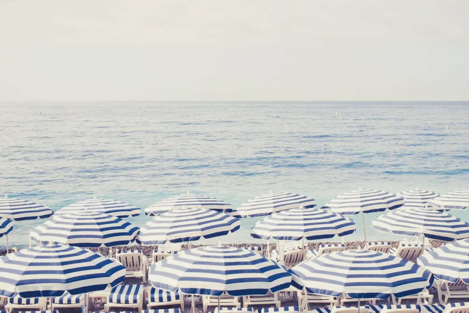 Blue and White Striped Beach Umbrellas pellicola backlit da GraceDigitalArtCo
