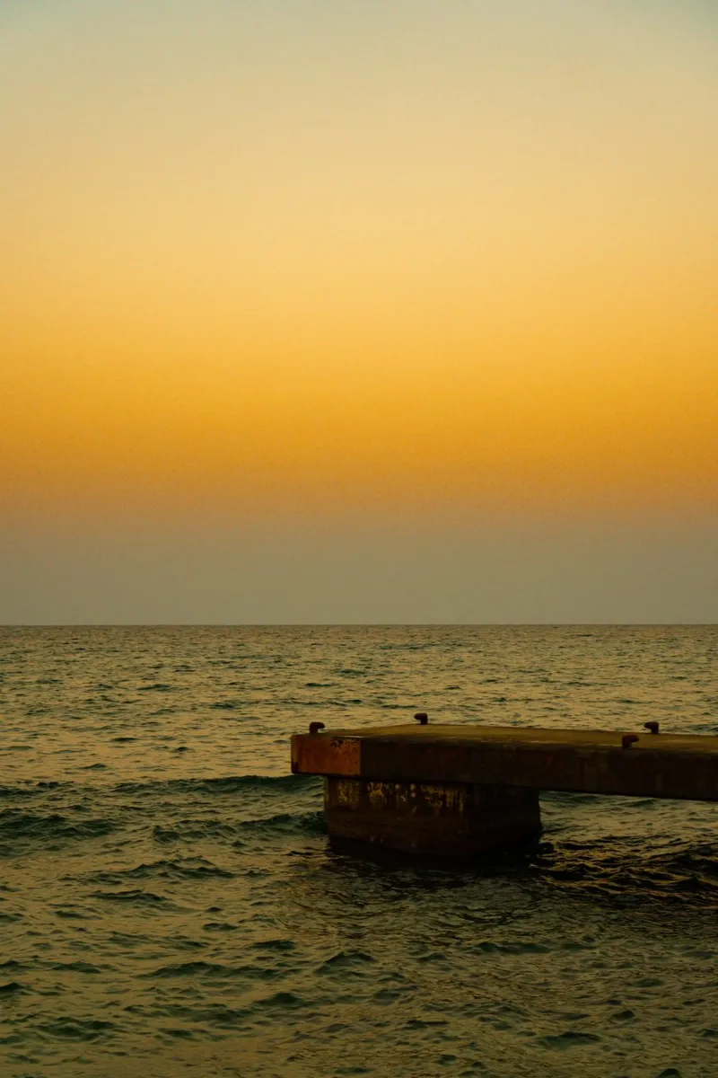 Sunset Pier poster con telaio in alluminio da lieblu