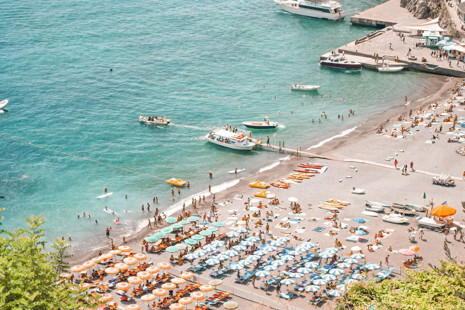Colourful Beach Umbrellas Coastal Summer Vibes pellicola backlit da GraceDigitalArtCo