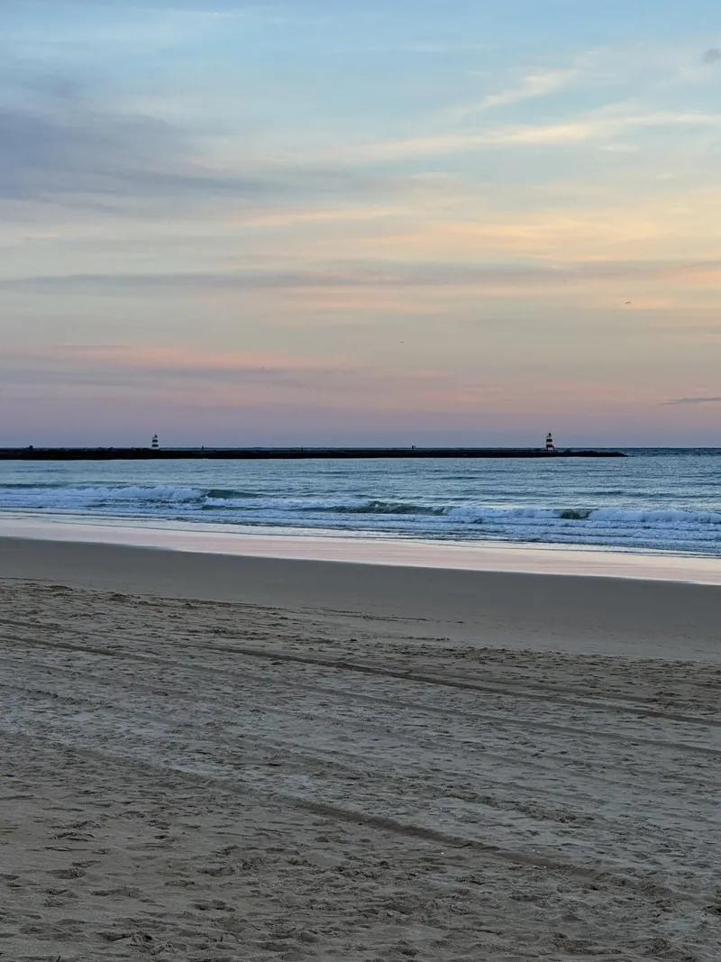 Zonsondergang op Praia da Rocha, Portimao - Portugal poster met kunststof frame van byrieneke