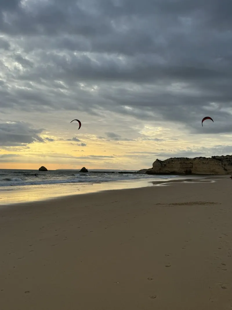 Kitesurfers bij zonsondergang in de Algarve, Portugal canvas met Baklijst van byrieneke