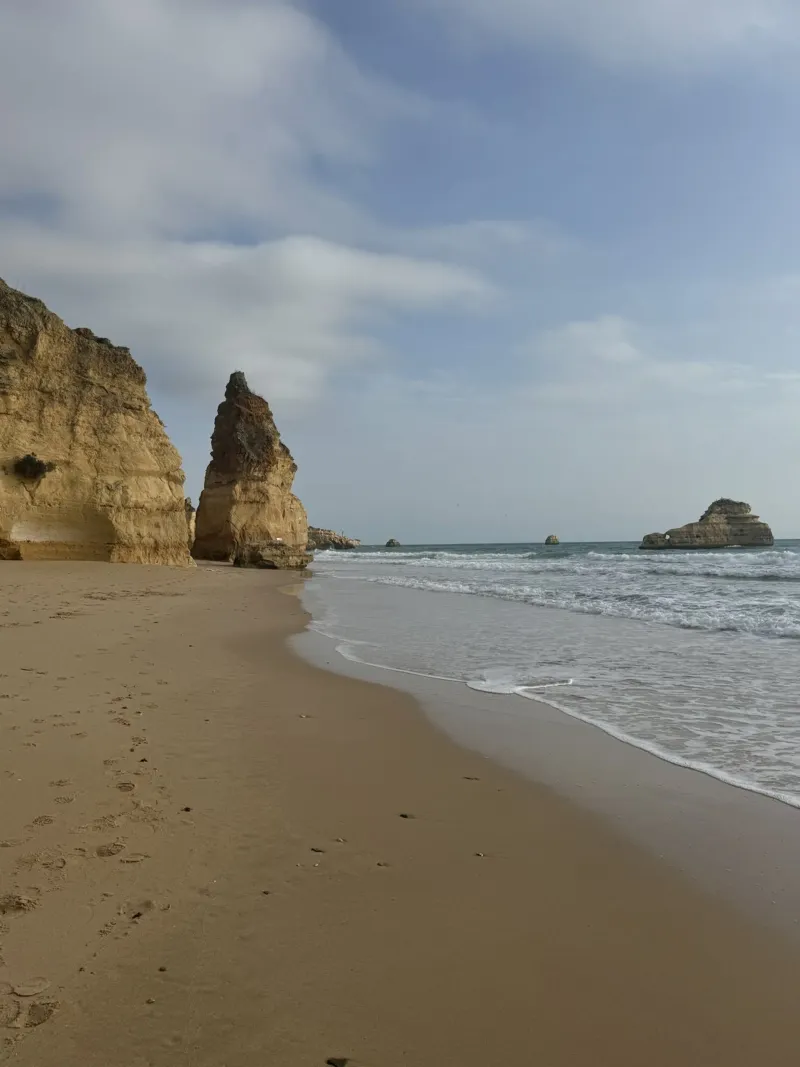 Formazione rocciosa sulla spiaggia dell'Algarve, Portogallo carta hahnemühle da byrieneke