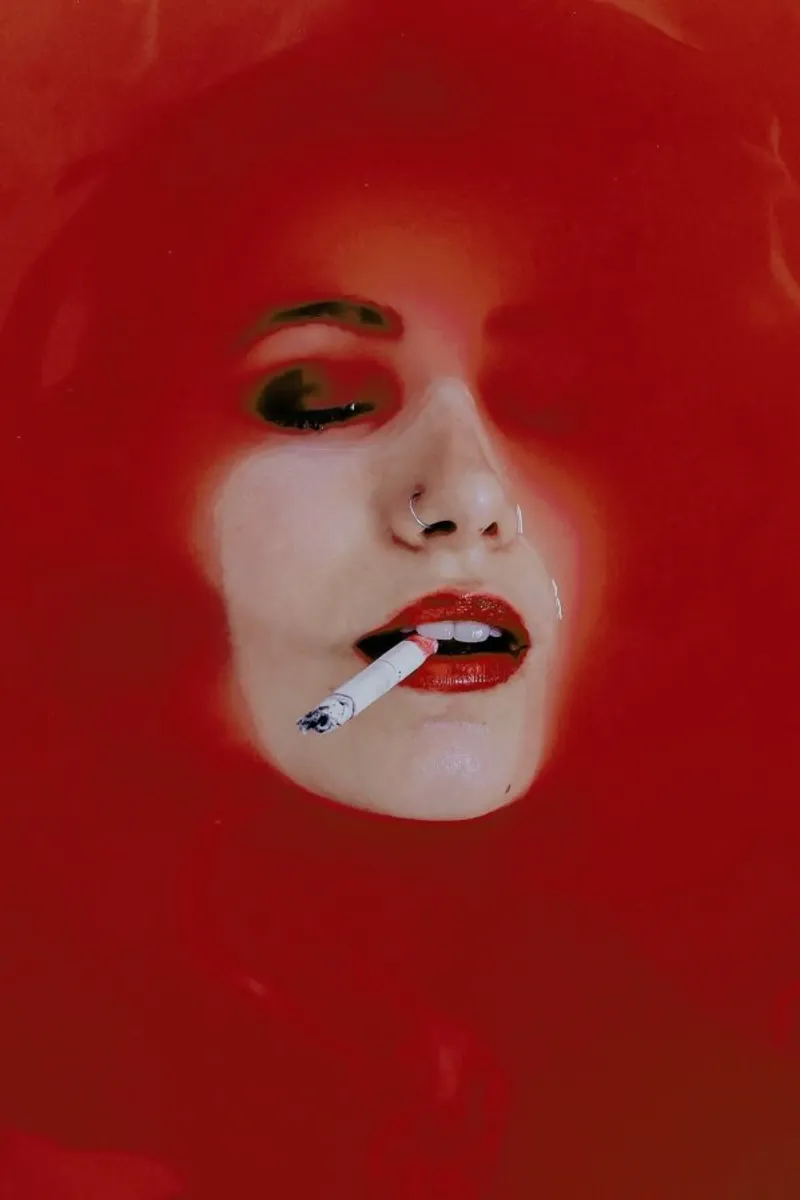 Smoking in Red pellicola backlit da EyeEm Mobile GmbH