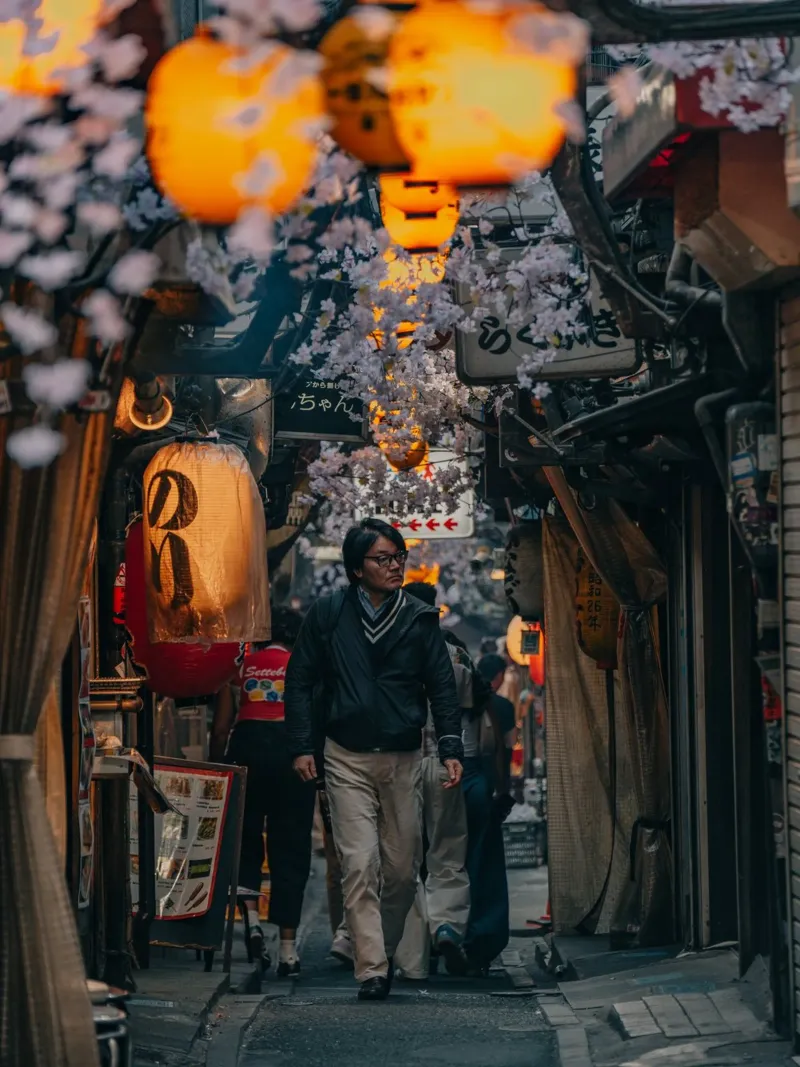 Scena di strada a Tokyo, Giappone pellicola backlit da Marcel Bisig