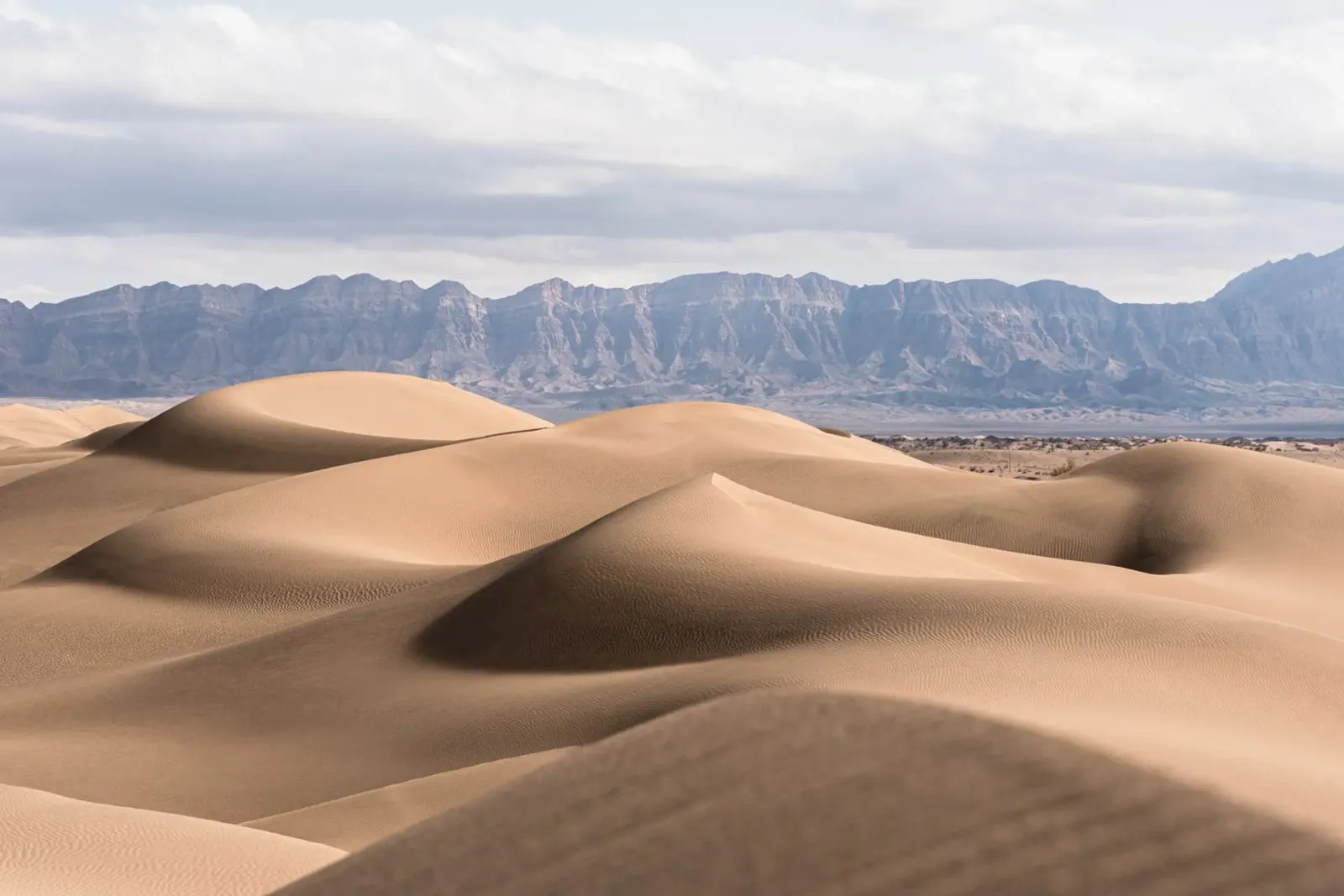 Sand dunes in the Great Salt Desert pellicola backlit da photolovers